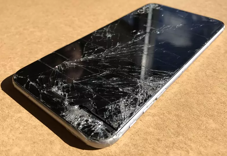 broken-iphone-6s-plus-black-badly-cracked-glass-screen
