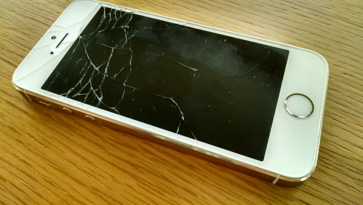 White iPhone 5s broken screen